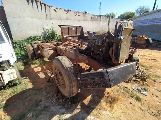 SUCATA DE CHASSI CAMINHÃO COM MOTOR.