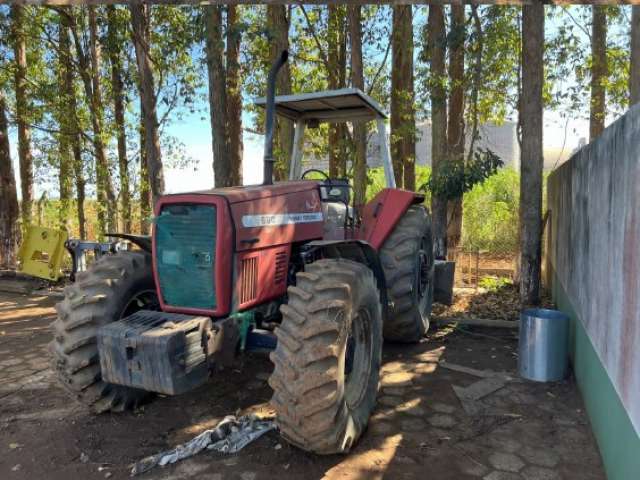 Trator da marca Massey Ferguson