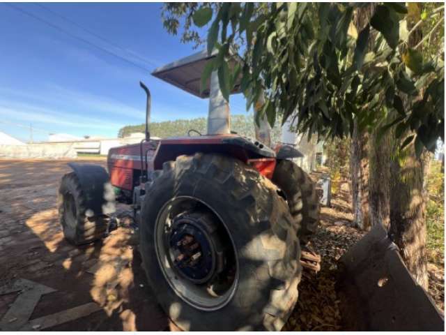 Trator da marca Massey Ferguson