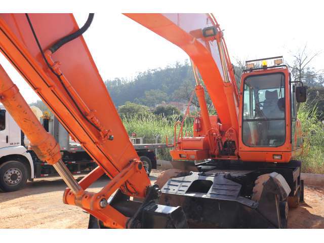 ESCAVADEIRA PNEUS  DOOSAN - SOLAR 210W-V 2012