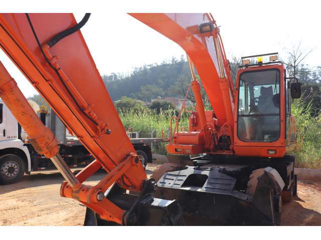 ESCAVADEIRA PNEUS  DOOSAN - SOLAR 210W-V 2012