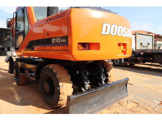 ESCAVADEIRA PNEUS  DOOSAN - SOLAR 210W-V 2012