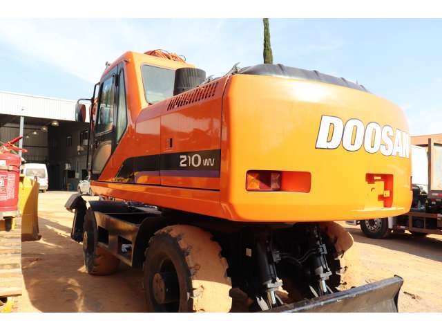 ESCAVADEIRA PNEUS  DOOSAN - SOLAR 210W-V 2012