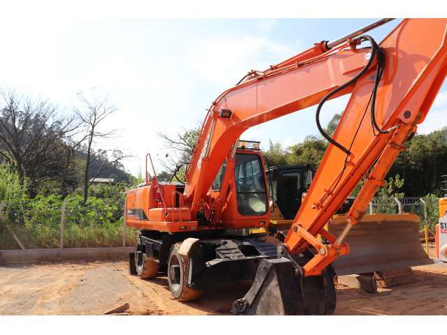 ESCAVADEIRA PNEUS  DOOSAN - SOLAR 210W-V 2012