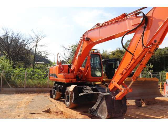 ESCAVADEIRA PNEUS  DOOSAN - SOLAR 210W-V 2012