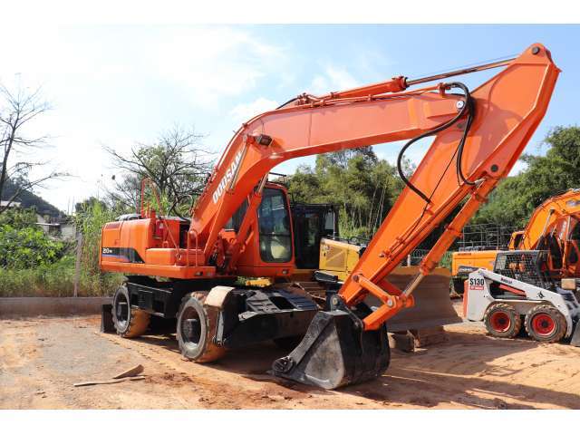 ESCAVADEIRA PNEUS  DOOSAN - SOLAR 210W-V 2012