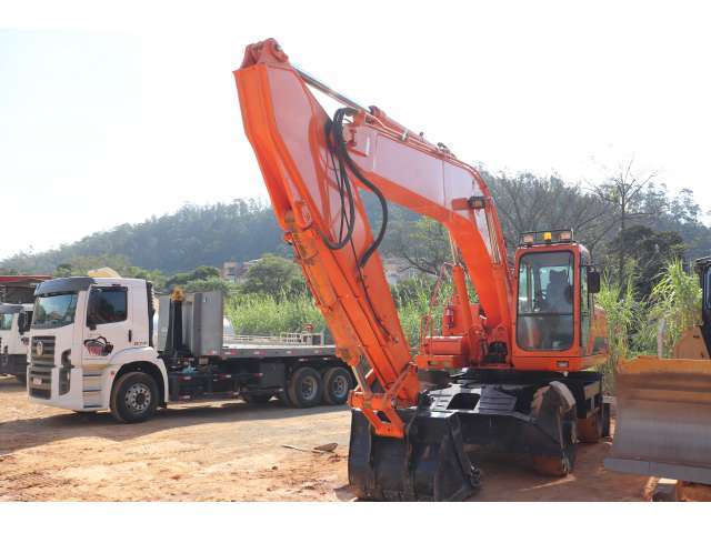 ESCAVADEIRA PNEUS  DOOSAN - SOLAR 210W-V 2012