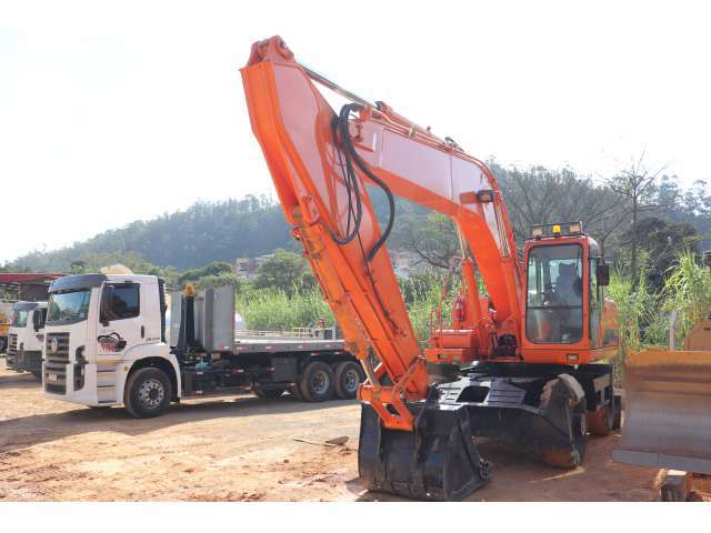 ESCAVADEIRA PNEUS  DOOSAN - SOLAR 210W-V 2012