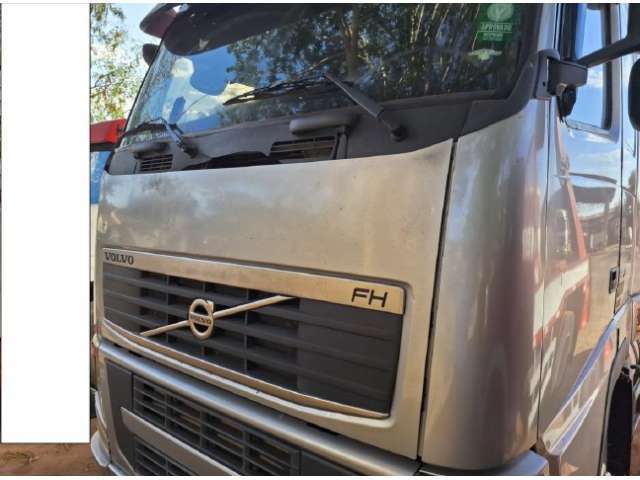 Volvo FH 250, 2011 e Um conjunto de carretas de carga semi-reboque