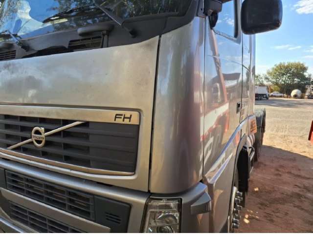 Volvo FH 250, 2011 e Um conjunto de carretas de carga semi-reboque