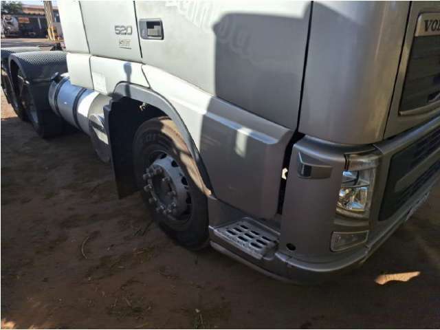 Volvo FH 250, 2011 e Um conjunto de carretas de carga semi-reboque