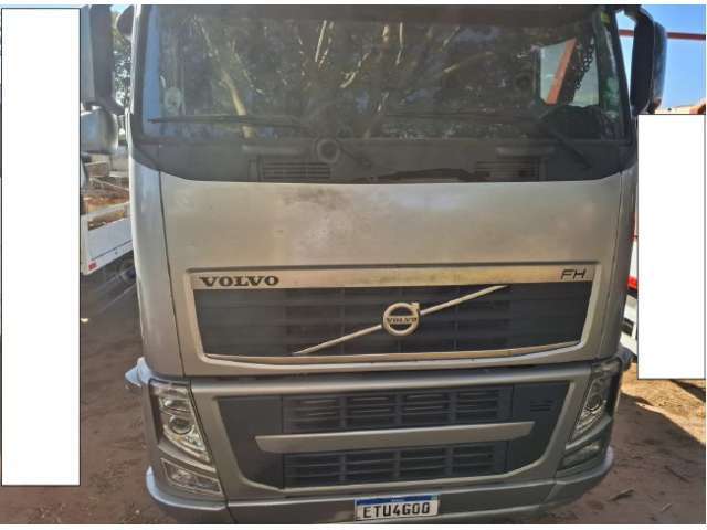 Volvo FH 250, 2011 e Um conjunto de carretas de carga semi-reboque